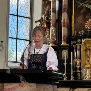 die charmante Ansagerin Nadja
